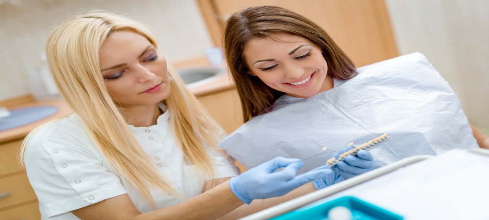 Doctor put Porcelain Veneers