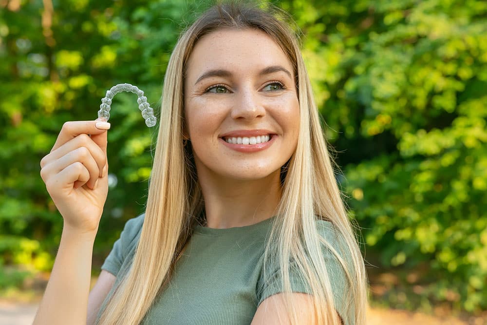 Girl-put-Invisalign